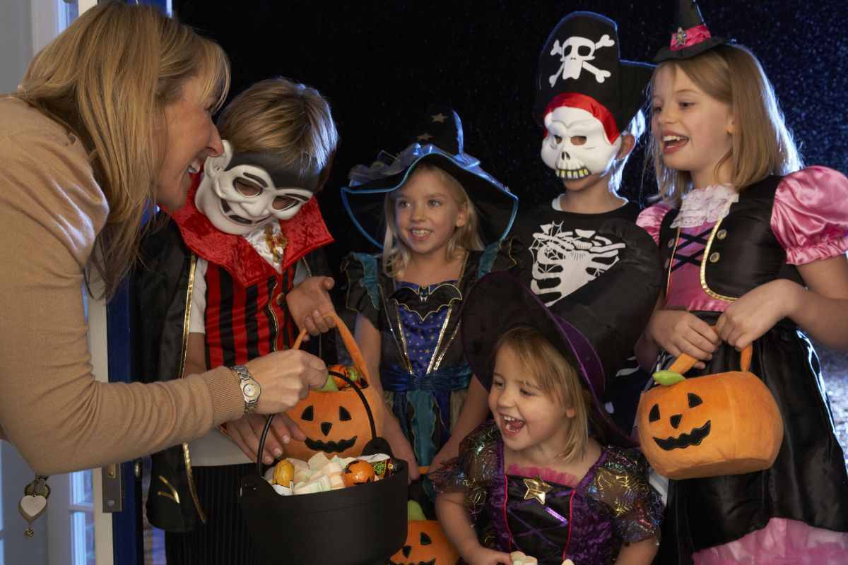 bambini mascherati fanno dolcetto o scherzetto