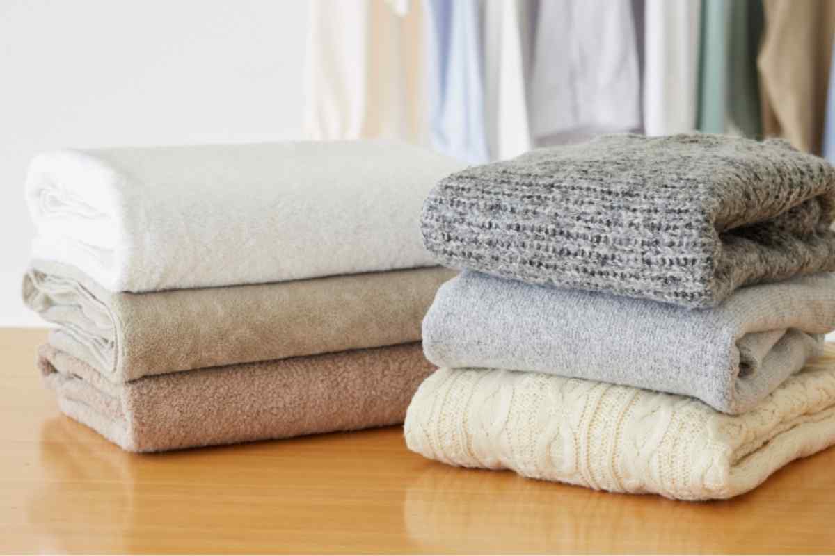 asciugamani piegati su tavolo di legno