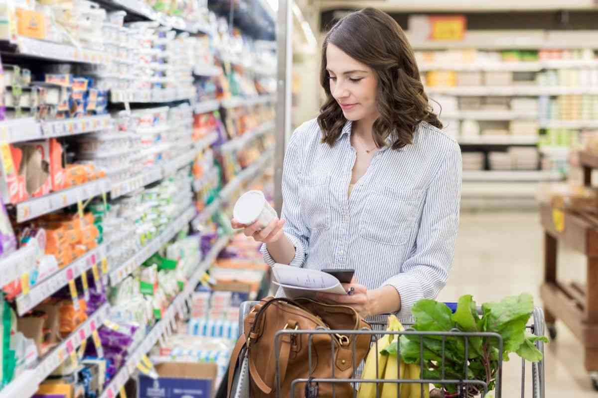 Donna legge etichetta di un prodotto