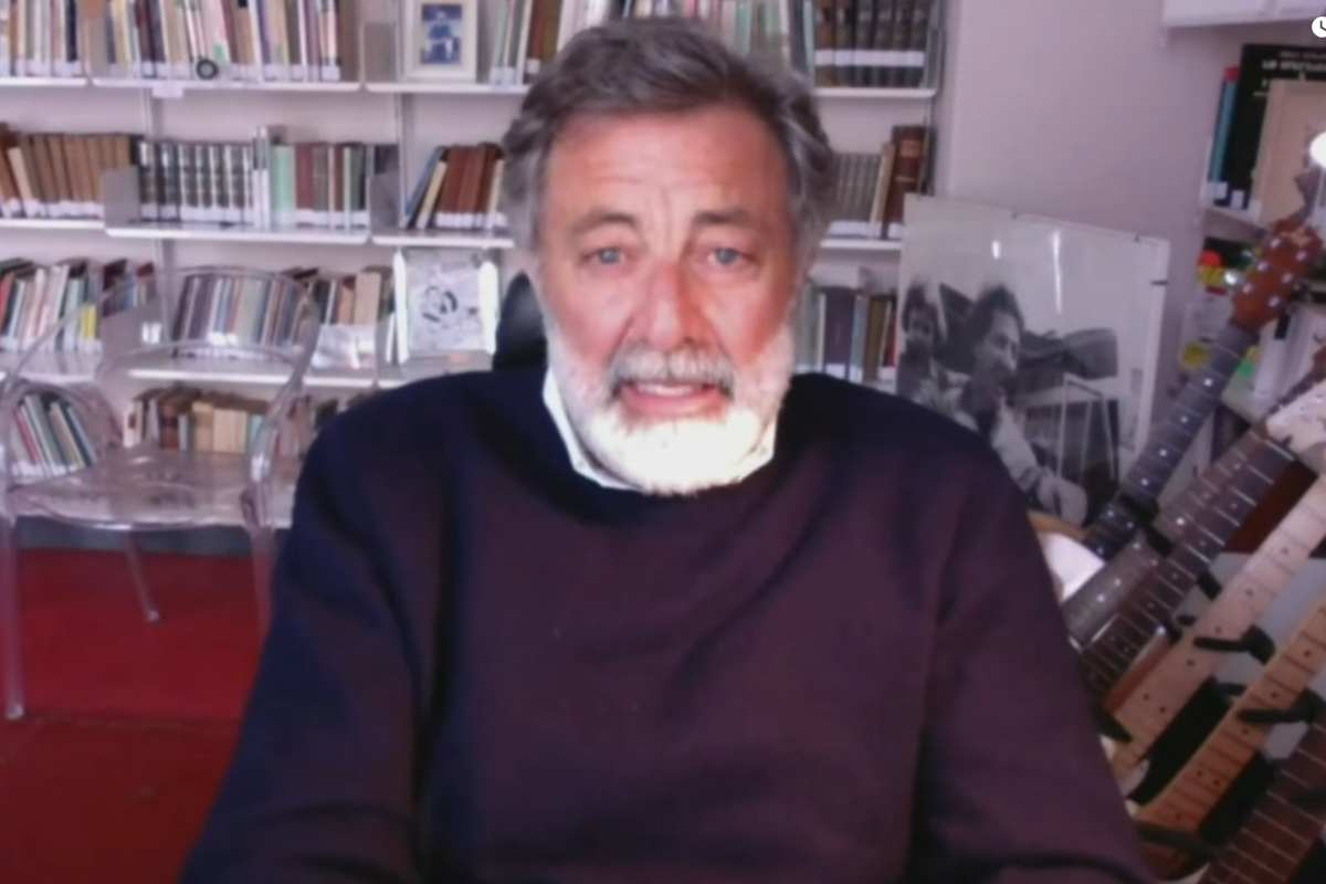 Luca Barbareschi in maglione e barba lunga nel corso di un'intervista