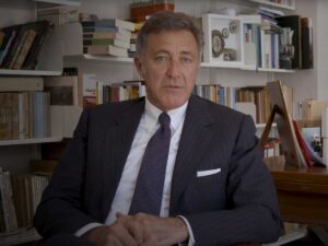 Luca Barbareschi in giacca e cravatta durante un'intervista
