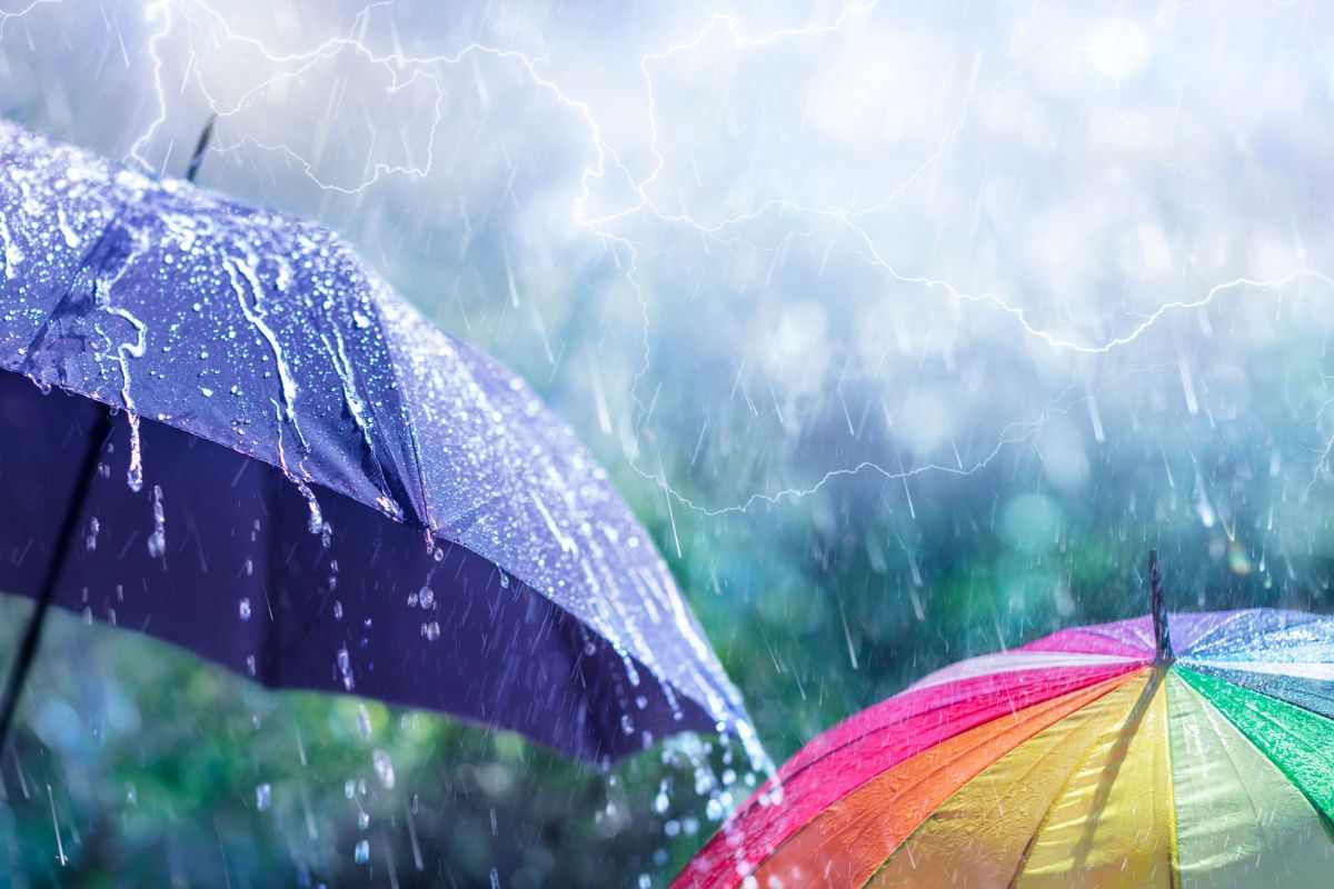 Ombrelli aperti per la pioggia