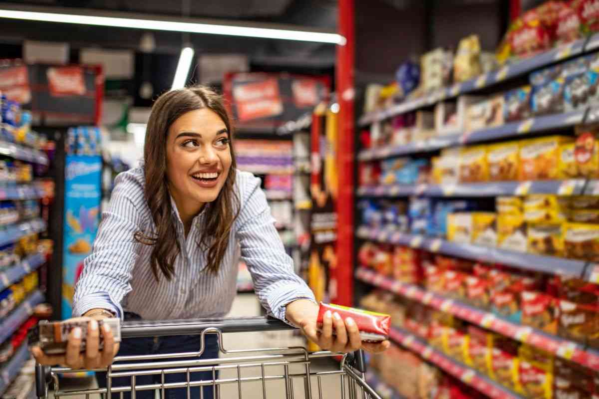 Ragazza sorridente mentre fa acquisti