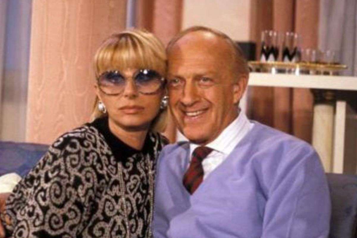 Sandra e Raimondo sorridenti durante le riprese di Casa Vianello