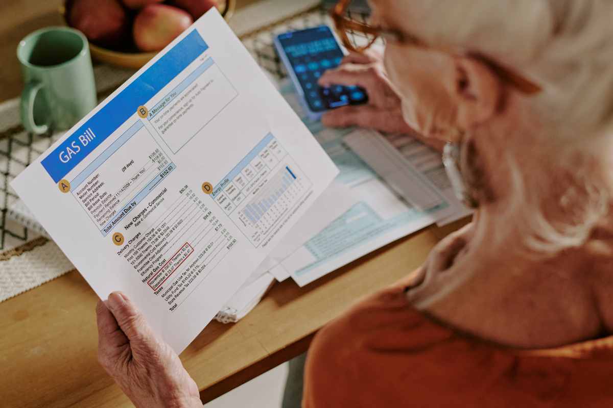 signora che legge bolletta del gas