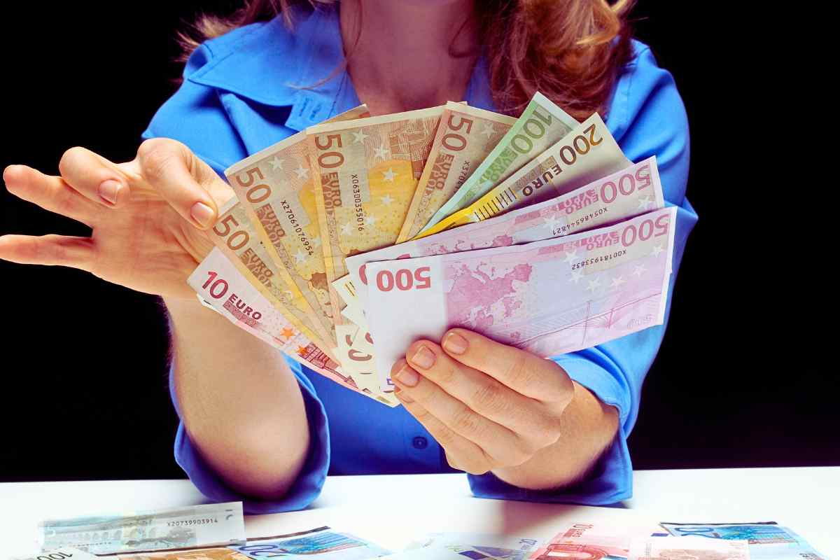 donna con denaro contante in mano