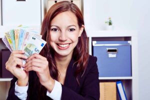 donna in ufficio con soldi in mano