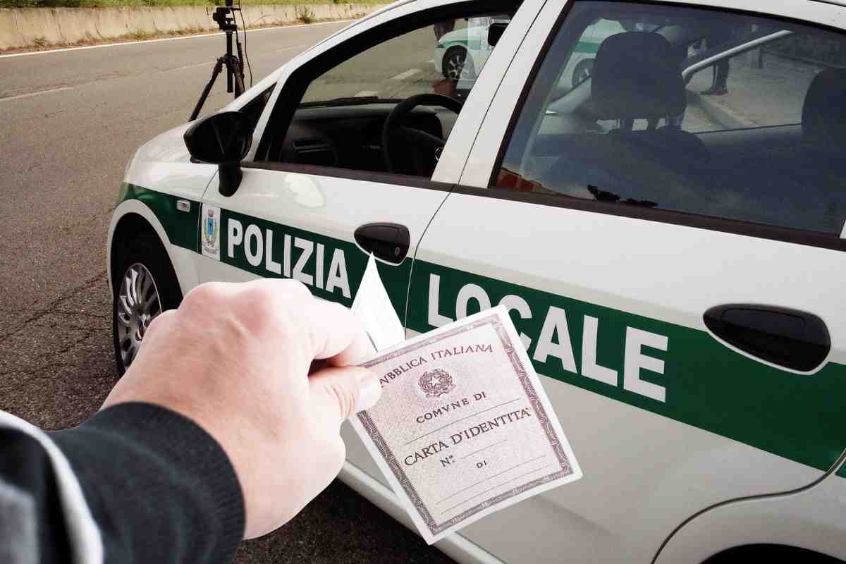 Carta d'identità ed un'auto della Polizia Locale