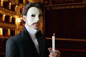 personaggio teatro con maschera