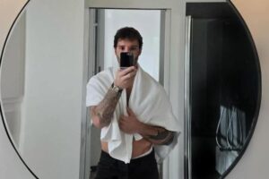 stefano de martino davanti allo specchio