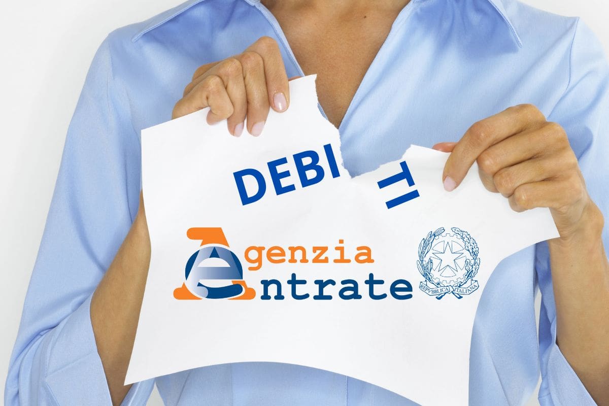 donna che strappa foglio con scritto debiti e logo agenzia delle entrate