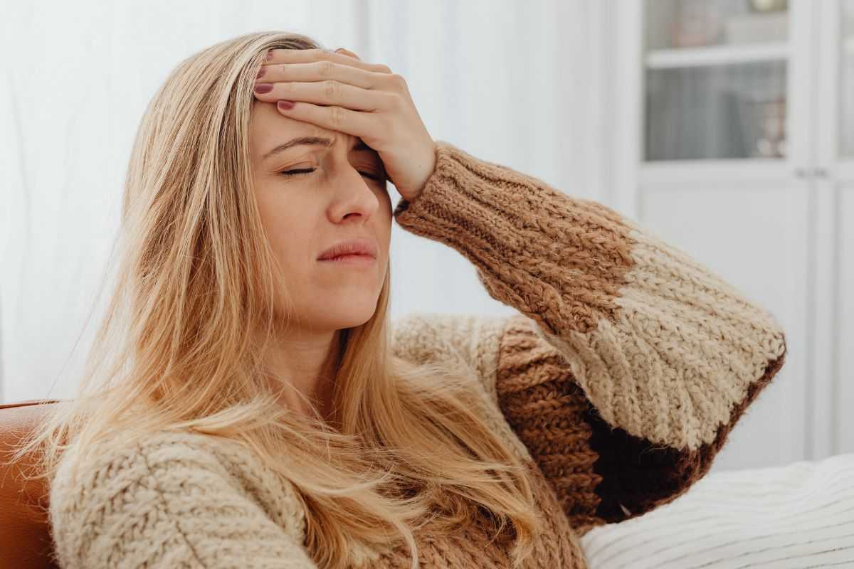 Donna con emicrania