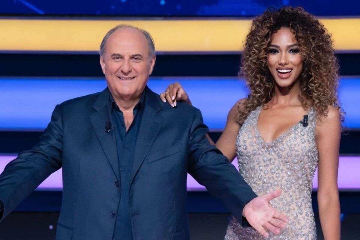 Gerry Scotti e la valletta Samira