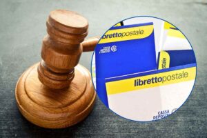 Libretto postale e martello del giudice