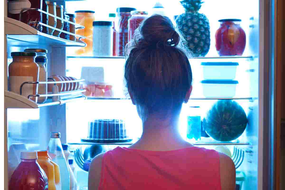Donna di notte davanti al frigorifero