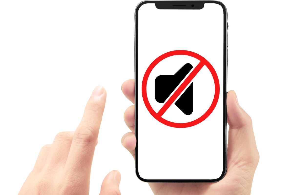 mani che tengono smartphone con logo silenzioso