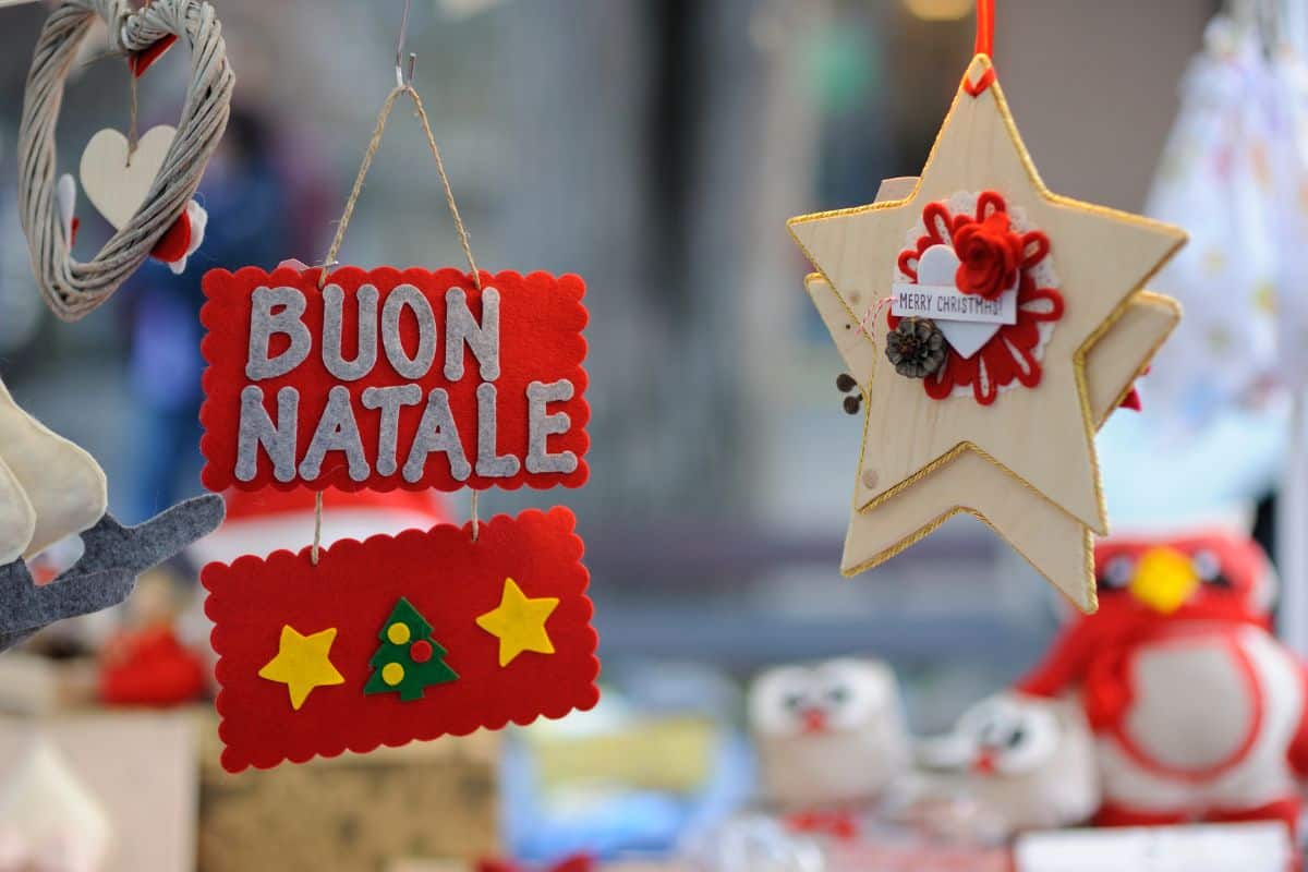 mercatino natale con scritta cartello buon natale