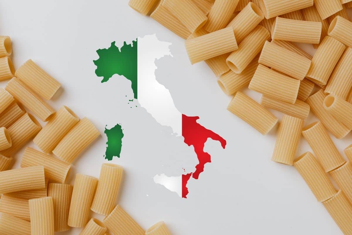 pasta separata da uno spazio con disegno Italia colorata con i colori della bandiera