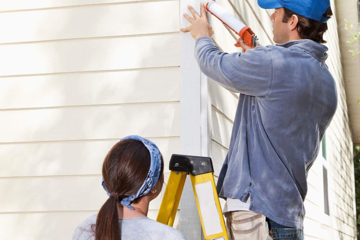 coppia che sistema l'esterno dell'abitazione