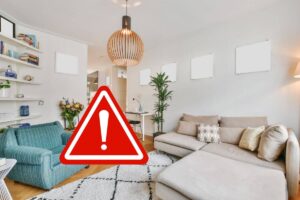 salone di casa con segnale pericolo