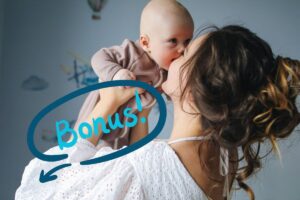 mamma che tiene in braccio figlio con scritta bonus