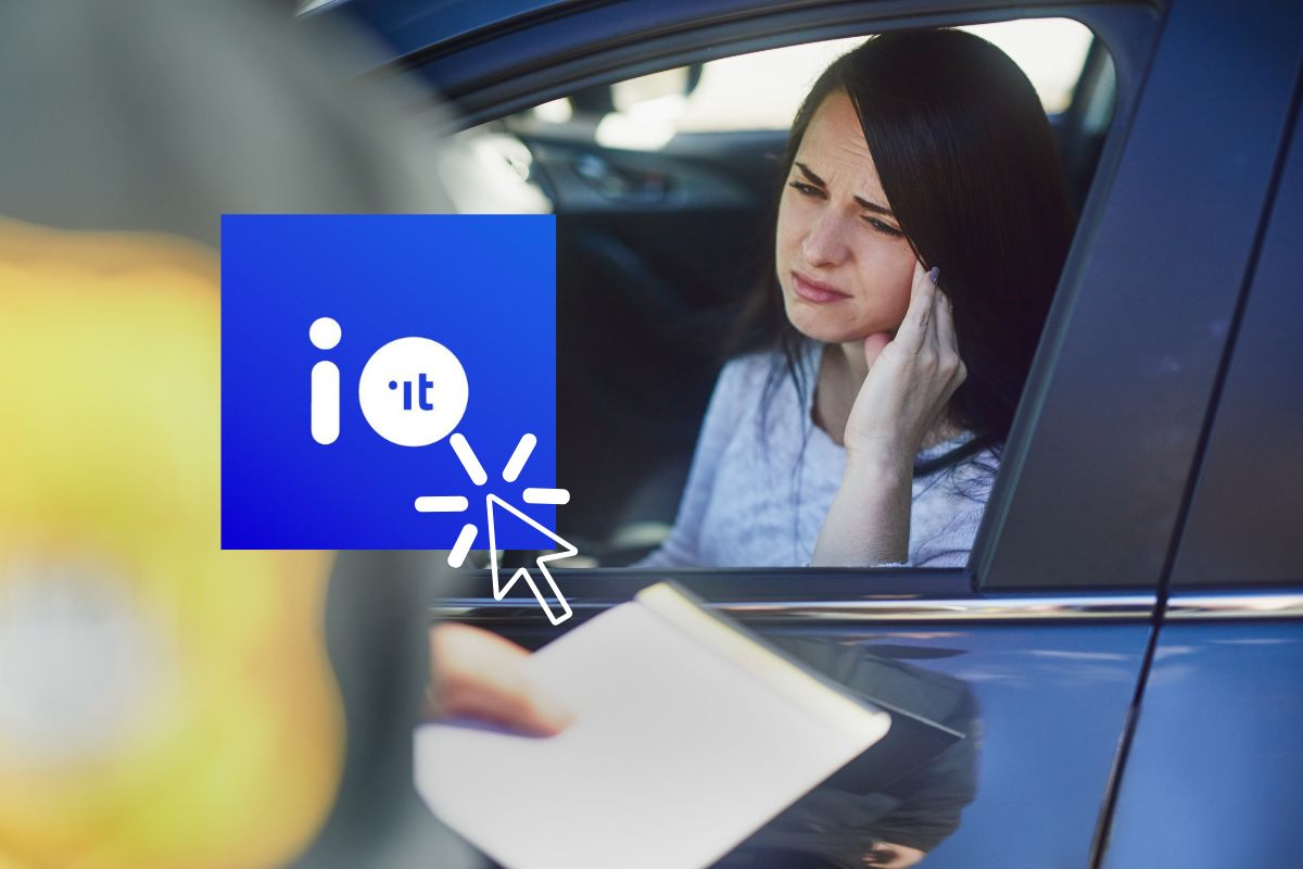donna al volante che riceve una multa, logo app IO con cursore che clicca sopra