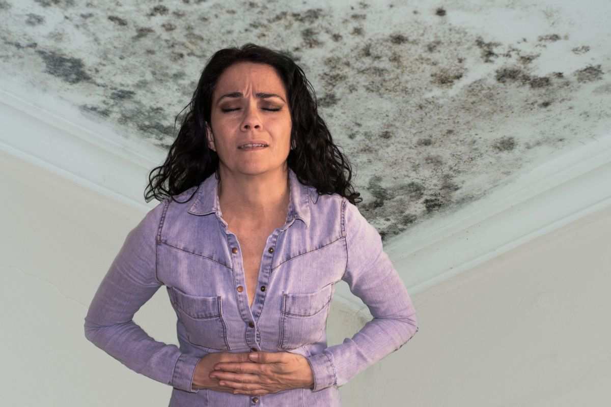 Donna con crampi alla pancia