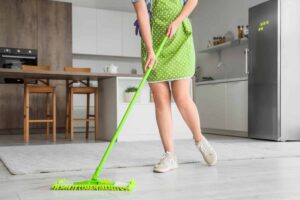 Donna che pulisce i pavimenti