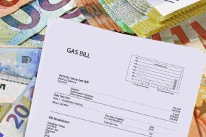 Bolletta del gas e banconote in euro