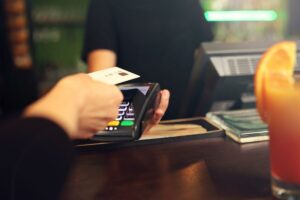 persona paga con carta