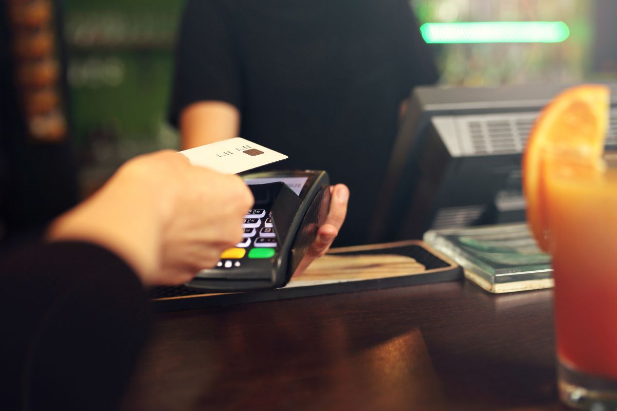 persona paga con carta