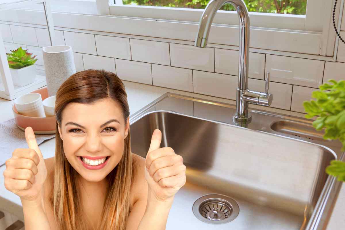 lavandino e donna con pollici all'insù